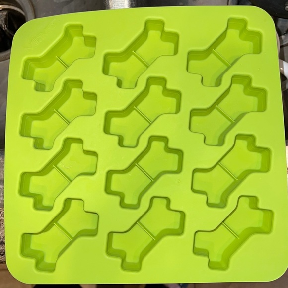 **LIKE NEW Dog Bone Ice Tray** - Picture 1 of 3